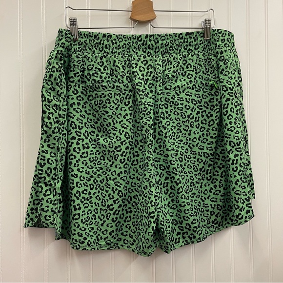 NWT BuffBunny Flo Short V2 in Green Leopard Print Sz XL - Picture 5 of 7